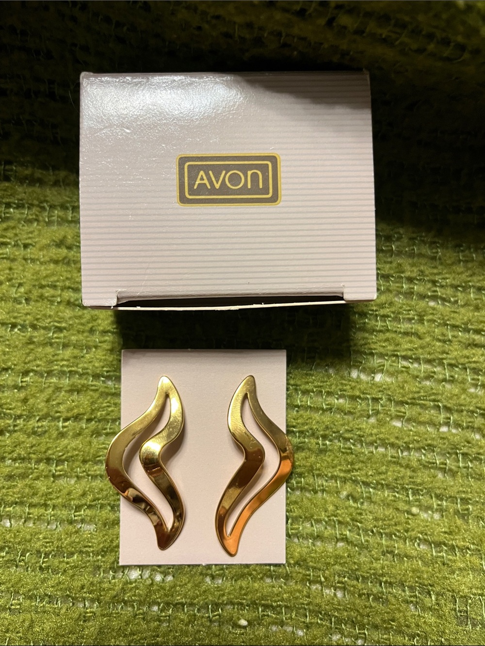Vintage 1990 Avon Gold Sculptural pierced earrings